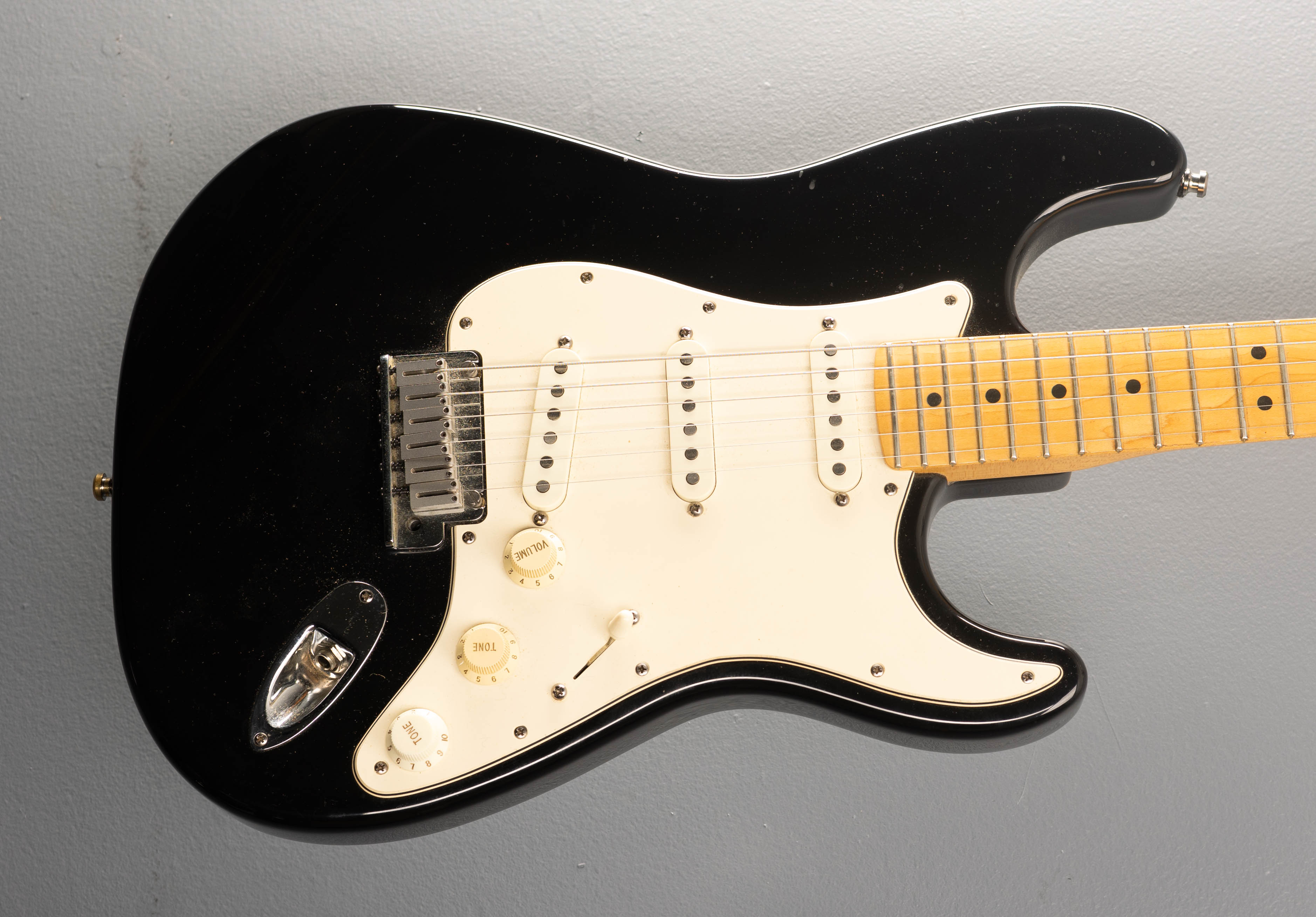 ギター Fender American Standard Stratocaster 1996 Fender American Standard Stratocaster in Black | Cream