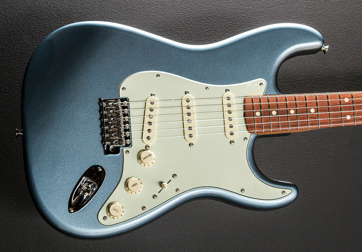 Vintera 60’s Stratocaster – Ice Blue Metallic