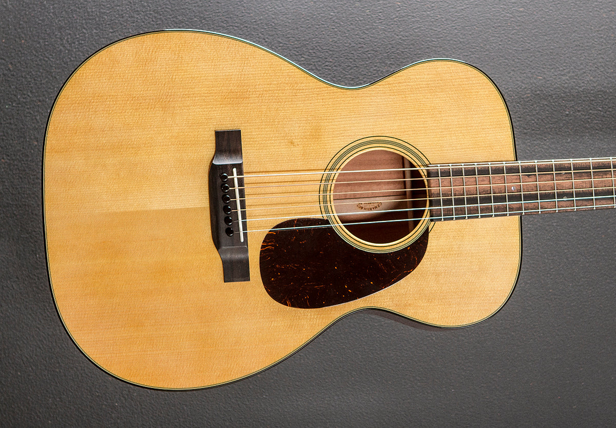 00-18 – Dave's Guitar Shop