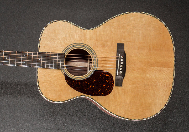 New For 2025 000-28 Left Hand - Gloss Natural