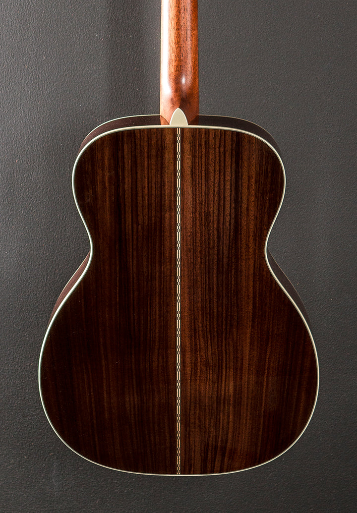 New For 2025 000-28 Left Hand - Gloss Natural