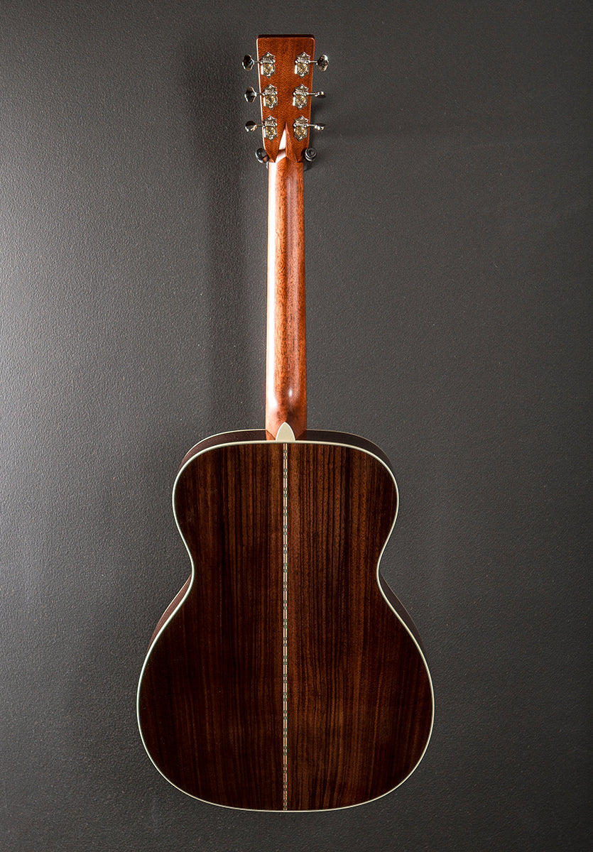 New For 2025 000-28 Left Hand - Gloss Natural