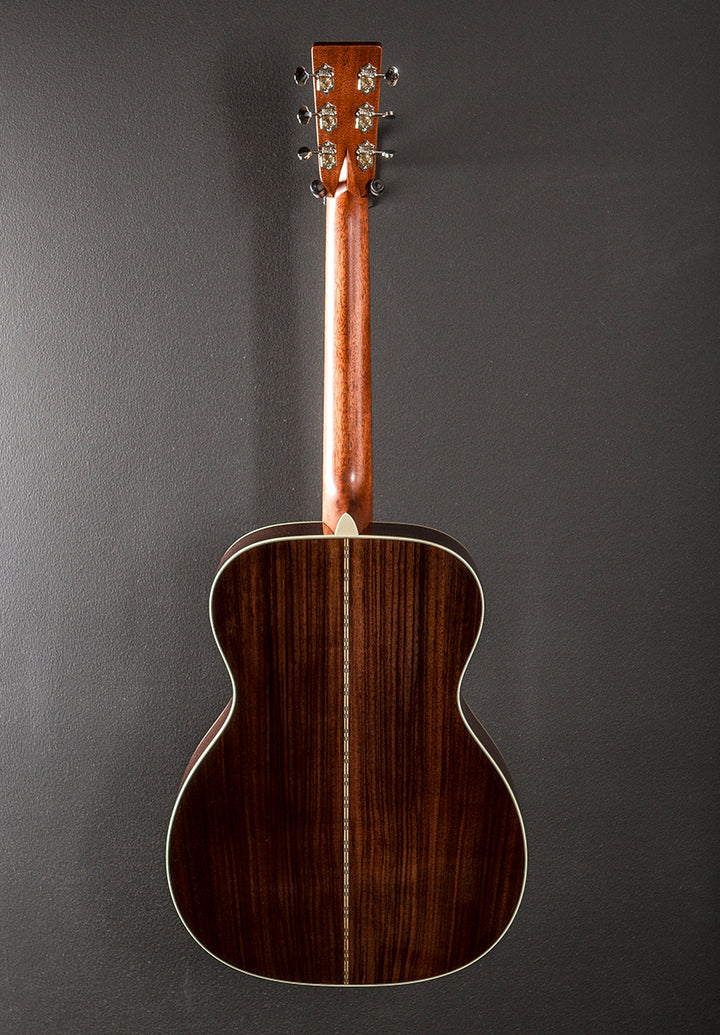 New For 2025 000-28 Left Hand - Gloss Natural