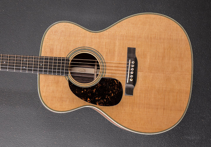 New For 2025 000-28 Left Hand - Gloss Natural