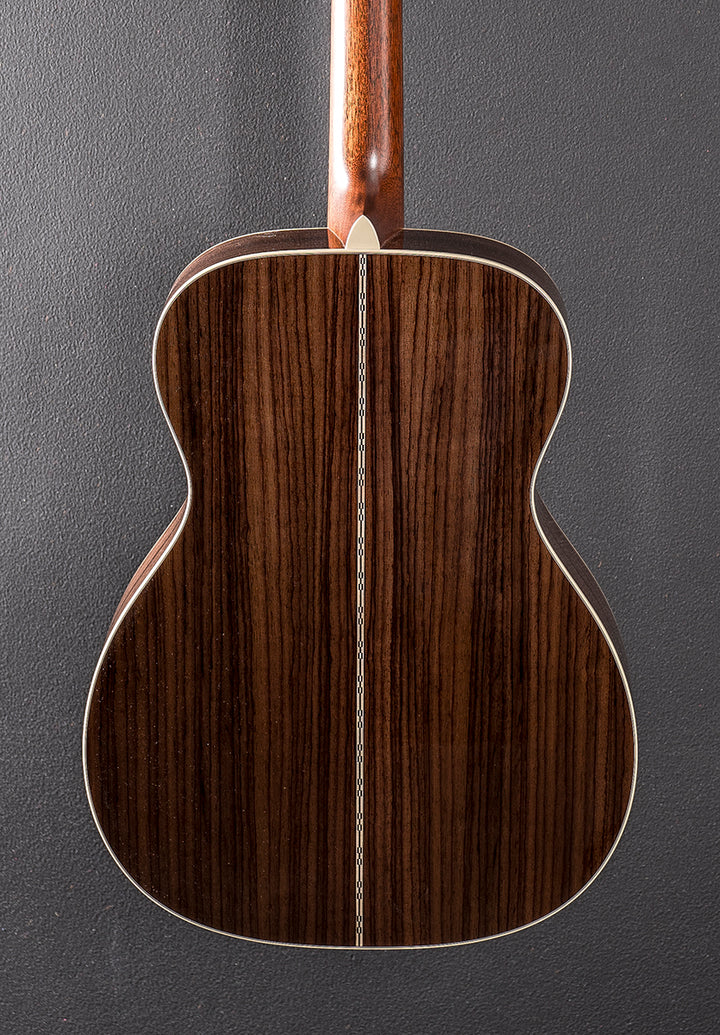 New For 2025 000-28 Left Hand - Gloss Natural