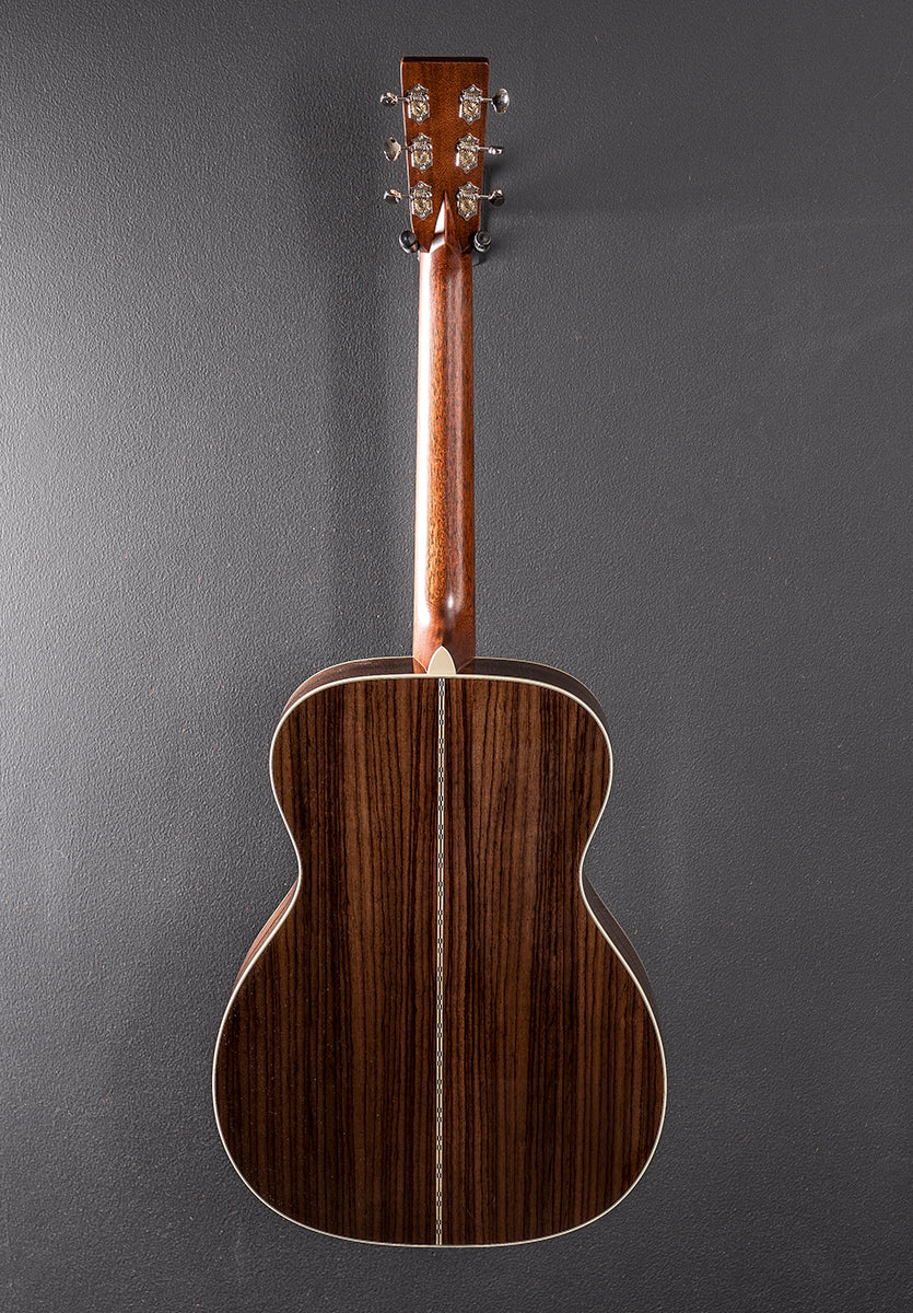 New For 2025 000-28 Left Hand - Gloss Natural