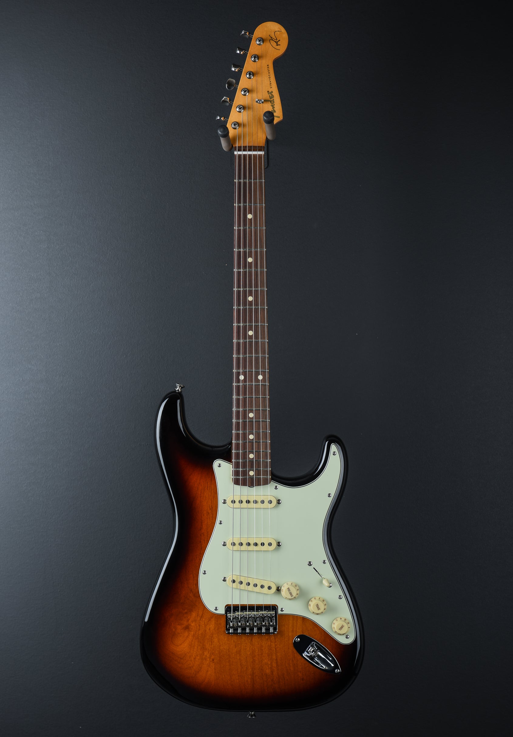 Robert Cray Stratocaster - 3 Color Sunburst – Dave's Guitar Shop