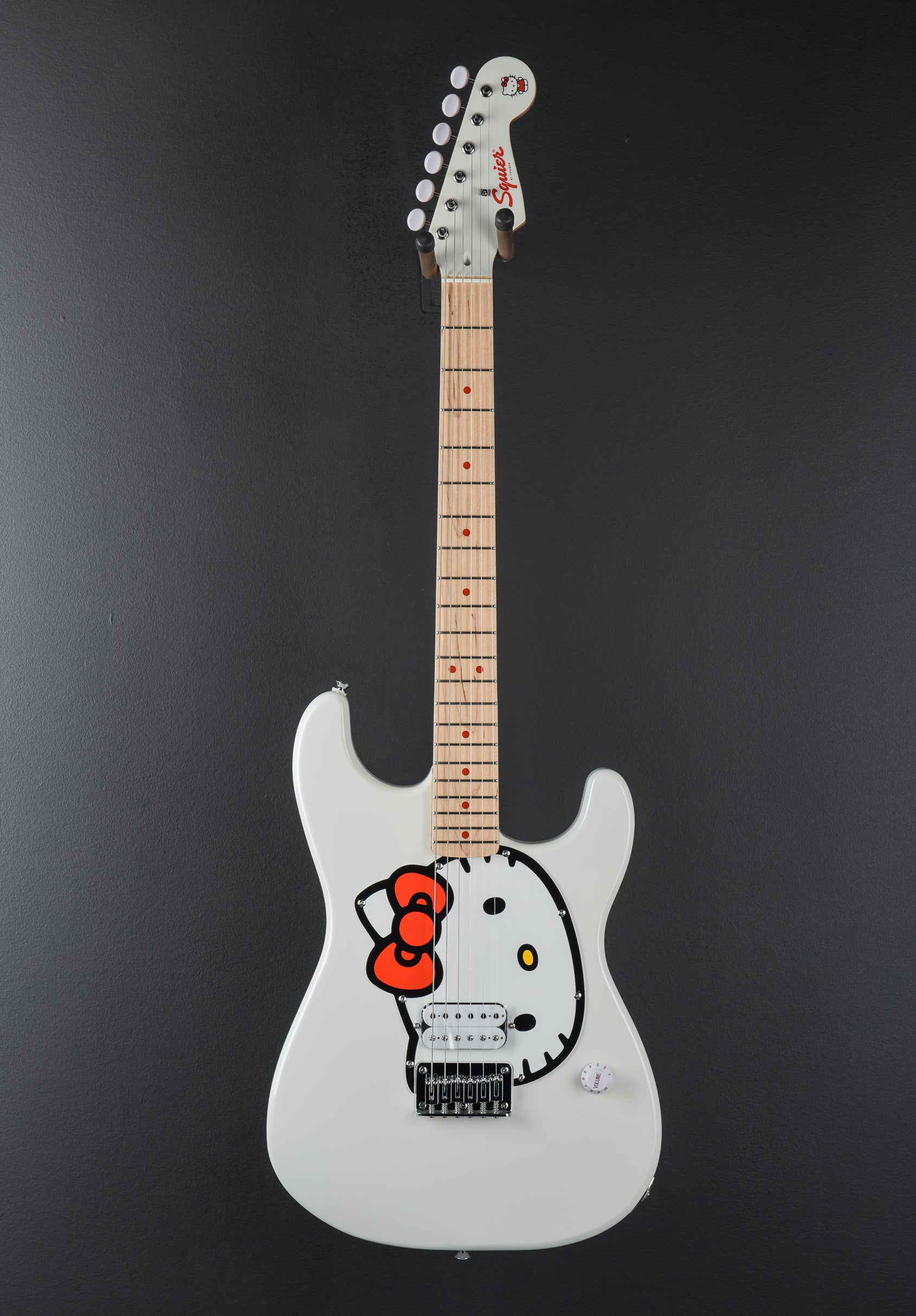 Hello Kitty Stratocaster - White – Dave's Guitar Shop
