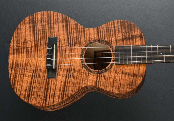 Artist Elite Series Baritone Ukulele – Photo Flame Koa