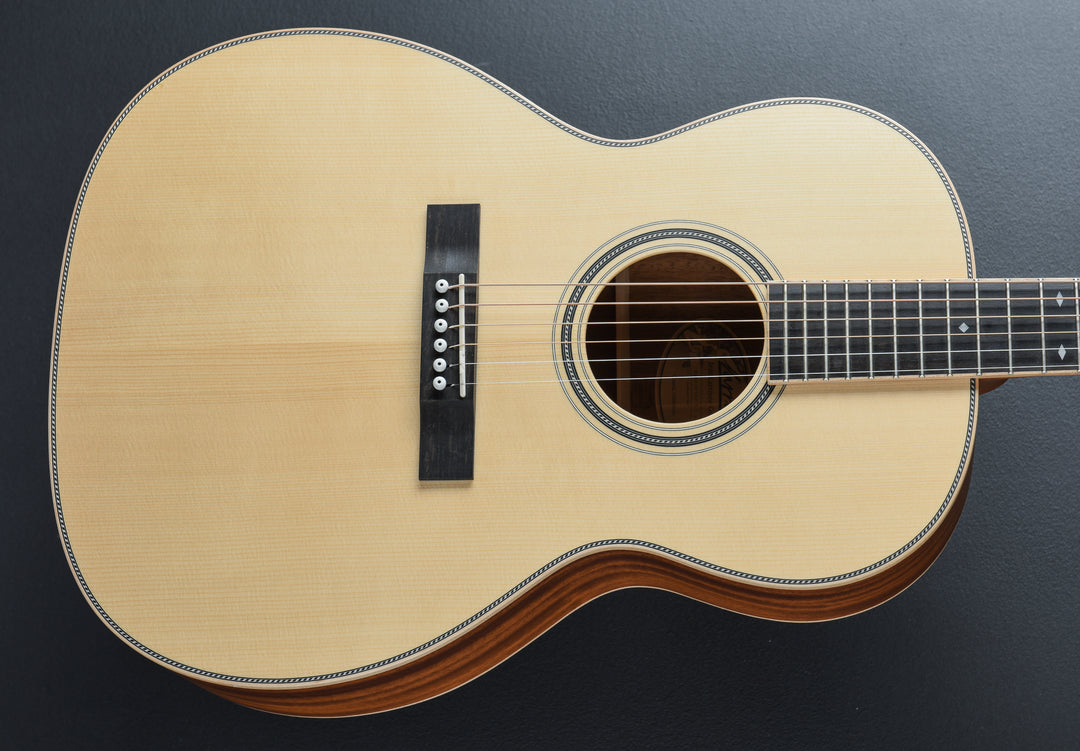000-40 Mahogany w/Moon Spruce &
