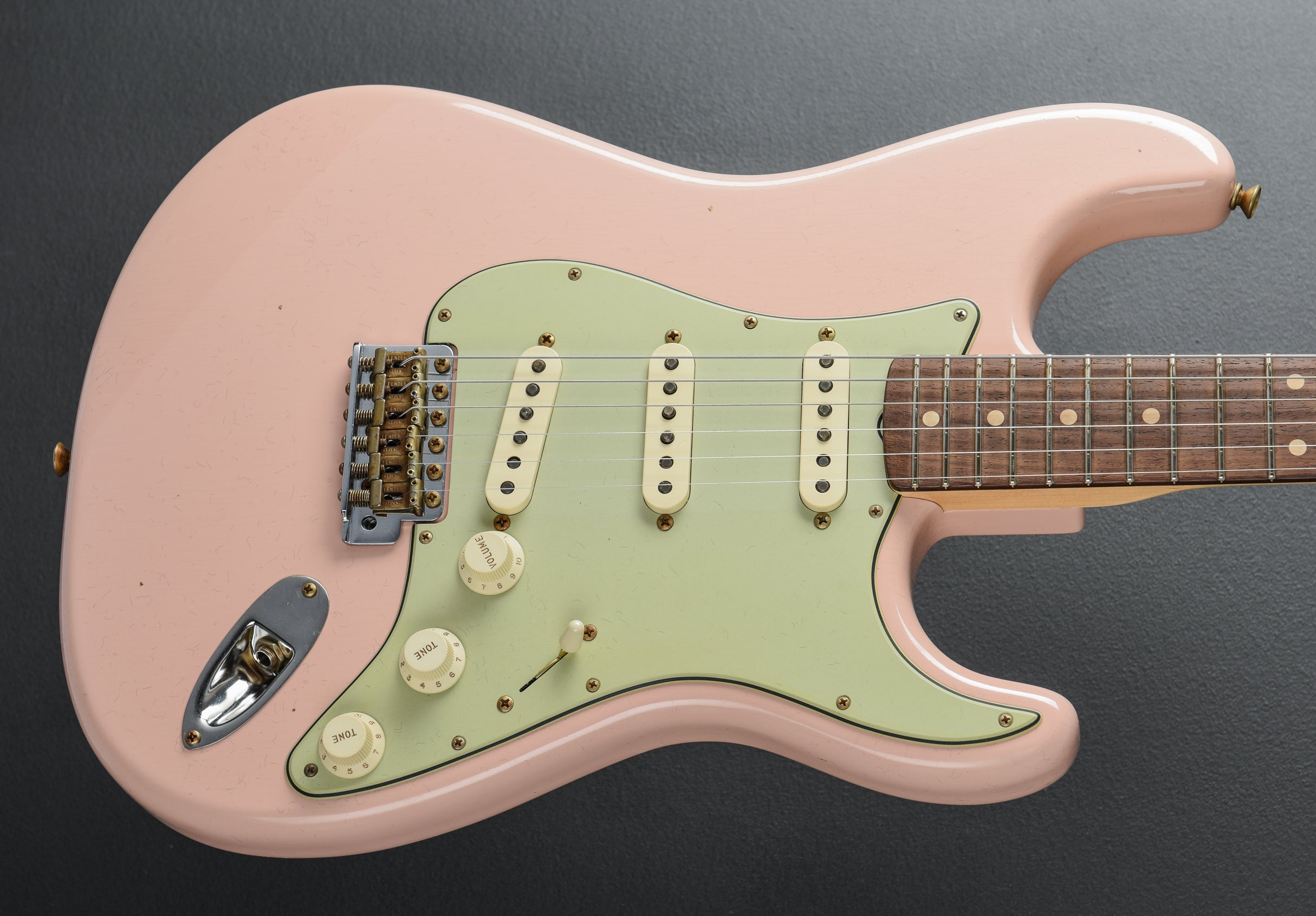 1960 Journeyman Relic Stratocaster - Shell Pink – Dave's Guitar Shop