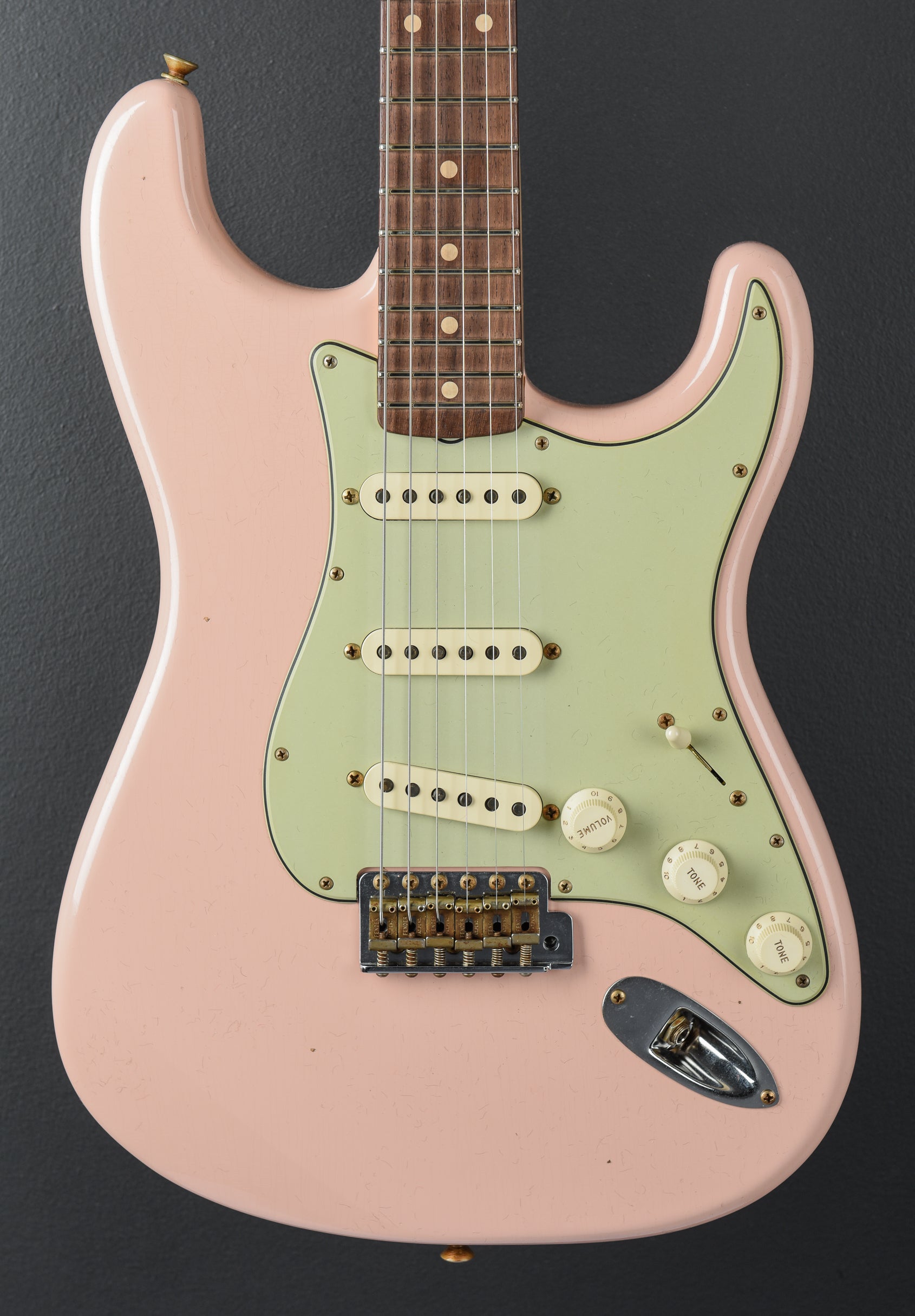 1960 Journeyman Relic Stratocaster - Shell Pink – Dave's Guitar Shop