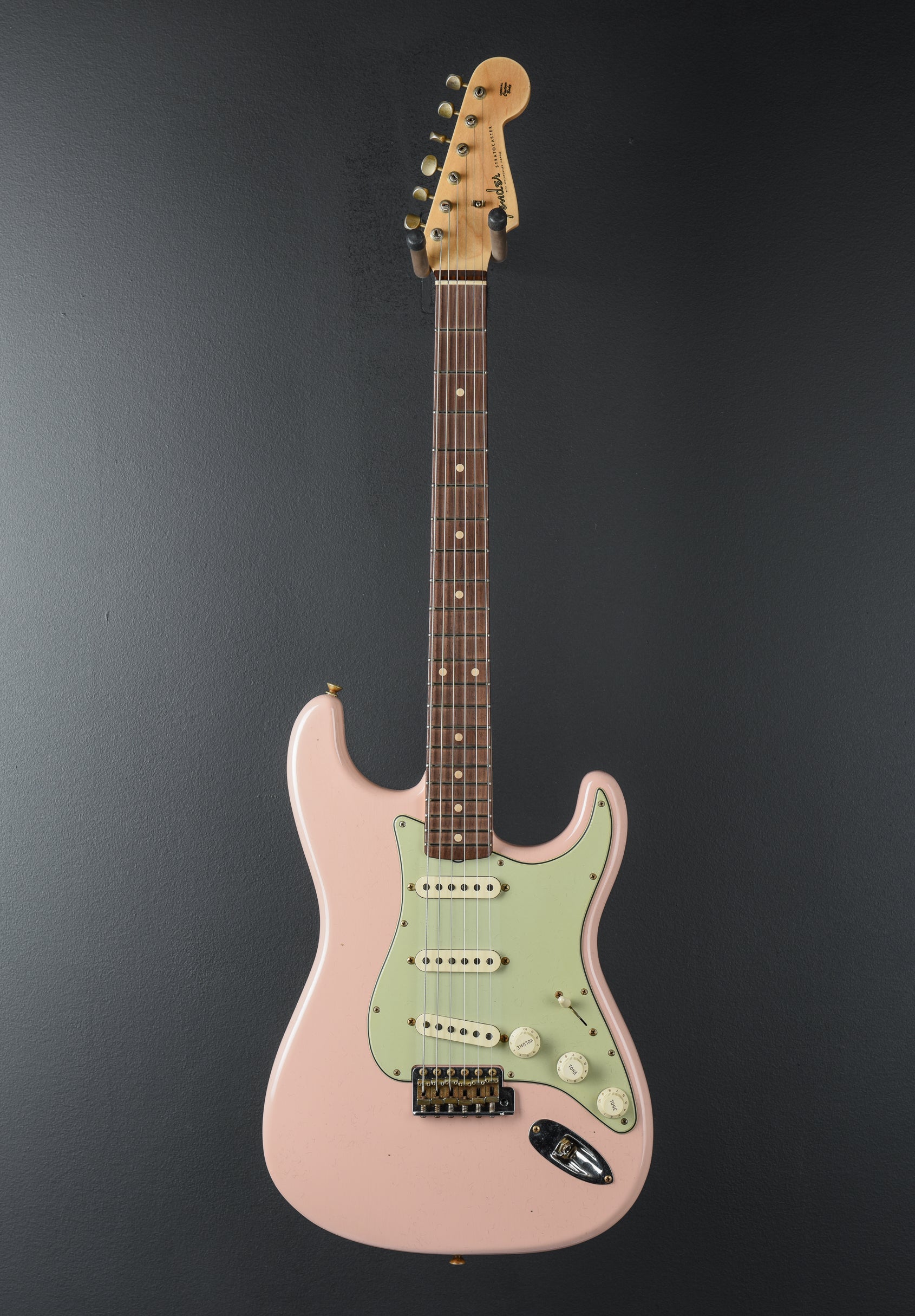 1960 Journeyman Relic Stratocaster - Shell Pink – Dave's Guitar Shop