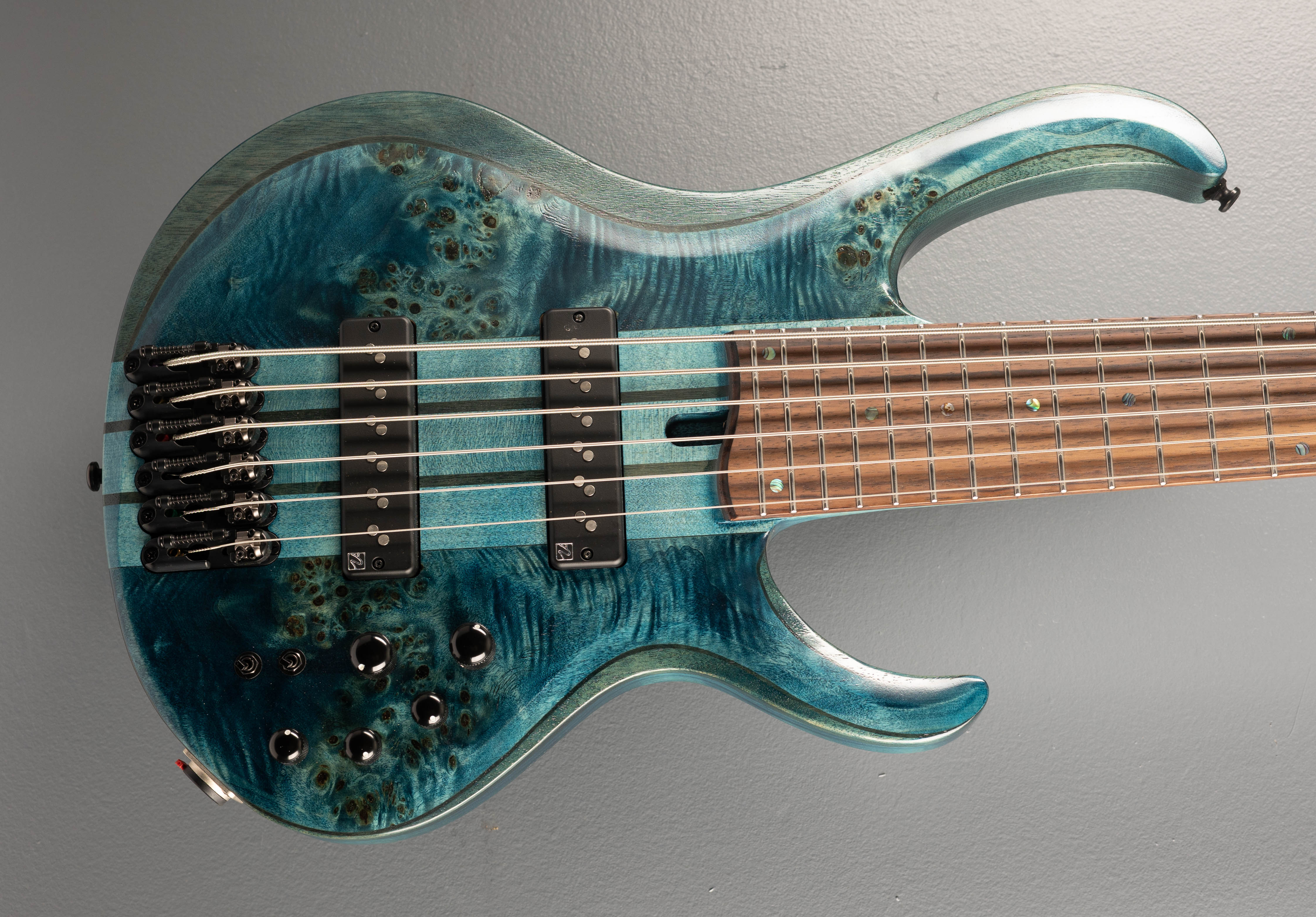 BTB946 Bass - Cosmic Blue Low Gloss – Dave's Guitar Shop