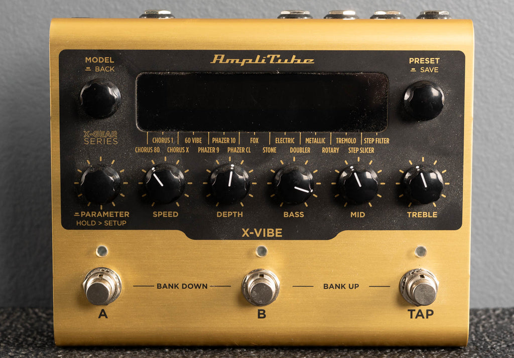 AmpliTube X-VIBE 動作確認済み How to use AmpliTube X-VIBE modulation pedal - YouTube