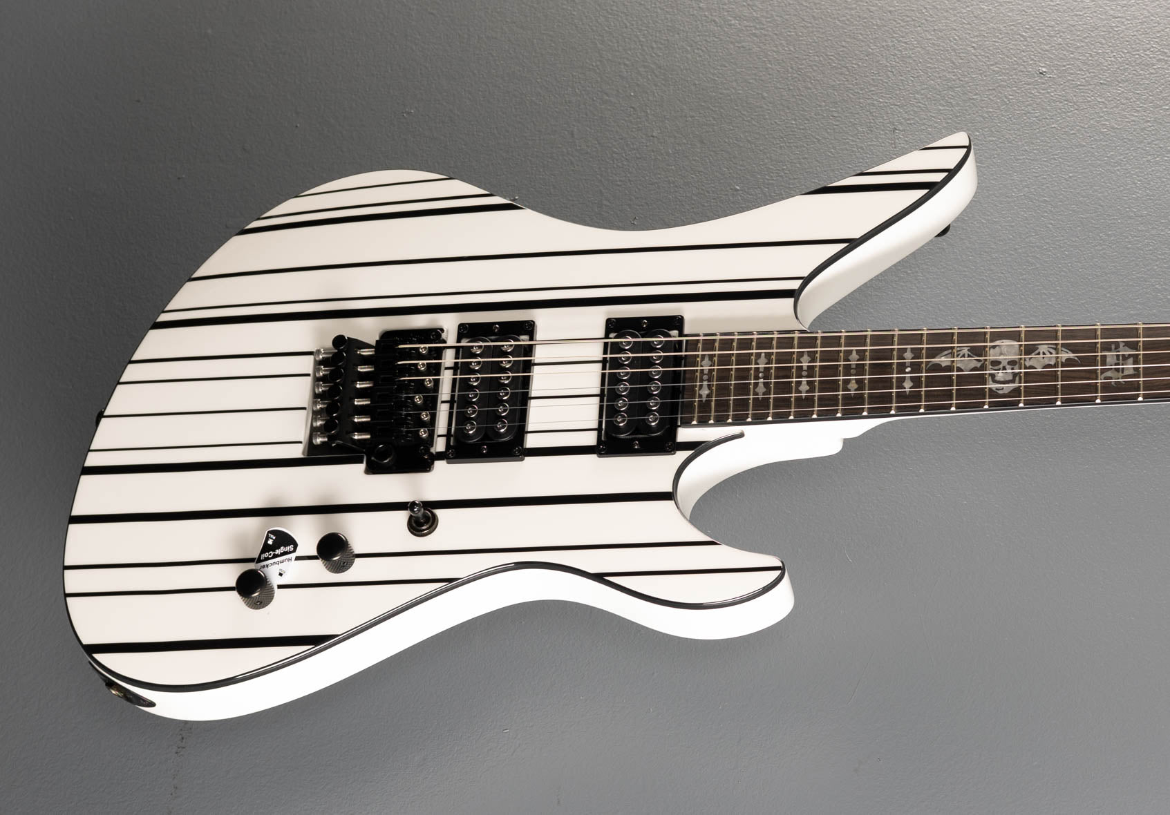 Chitarra Elettrica Custom Shop Synyster Standard Gates &ndash; Nera Con Strisce Bianche, Destrorsa