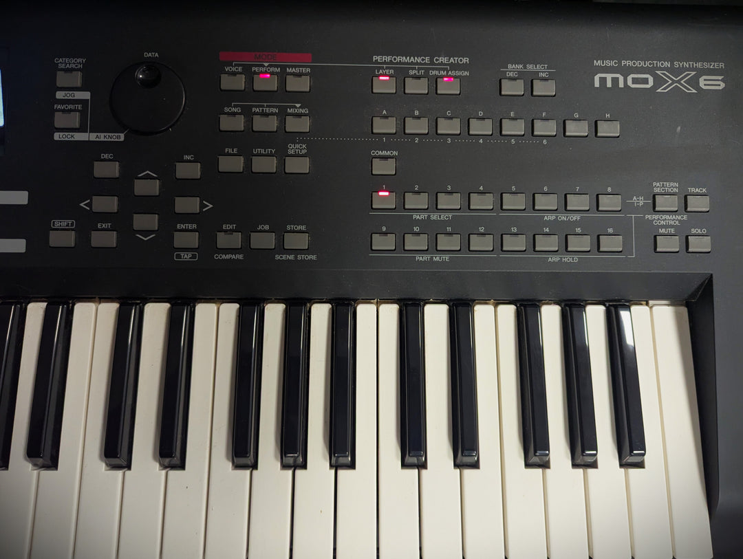 MOX6 Synthesizer