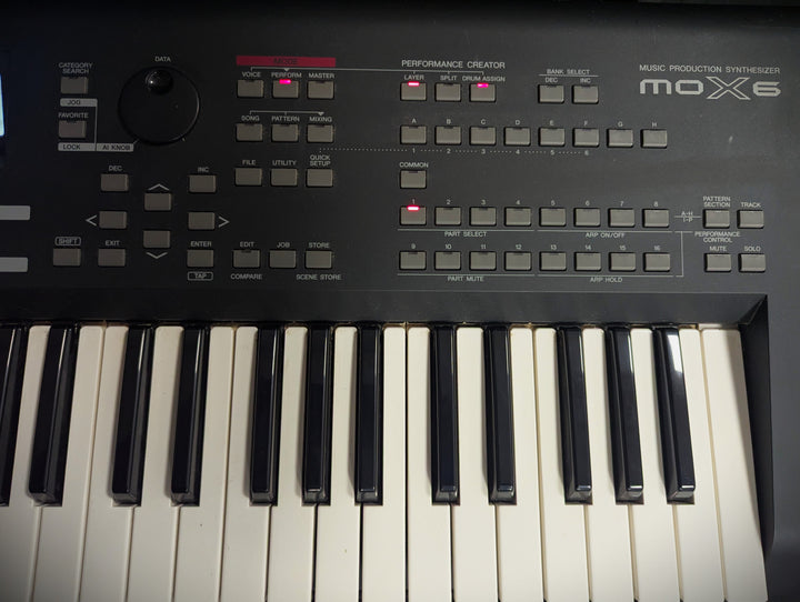 MOX6 Synthesizer