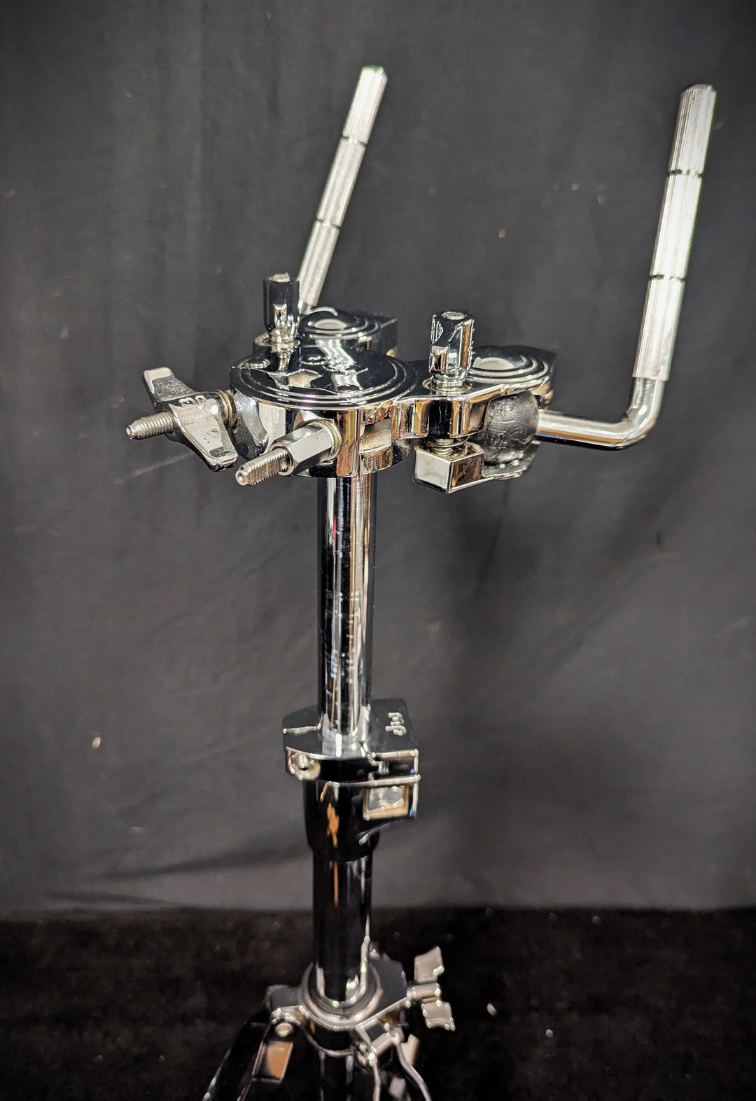 9000 Series Double Tom Stand