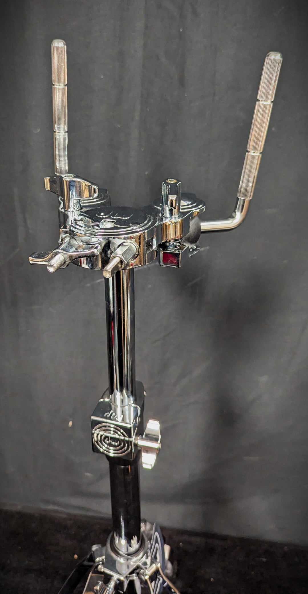 9000 Series Double Tom Stand