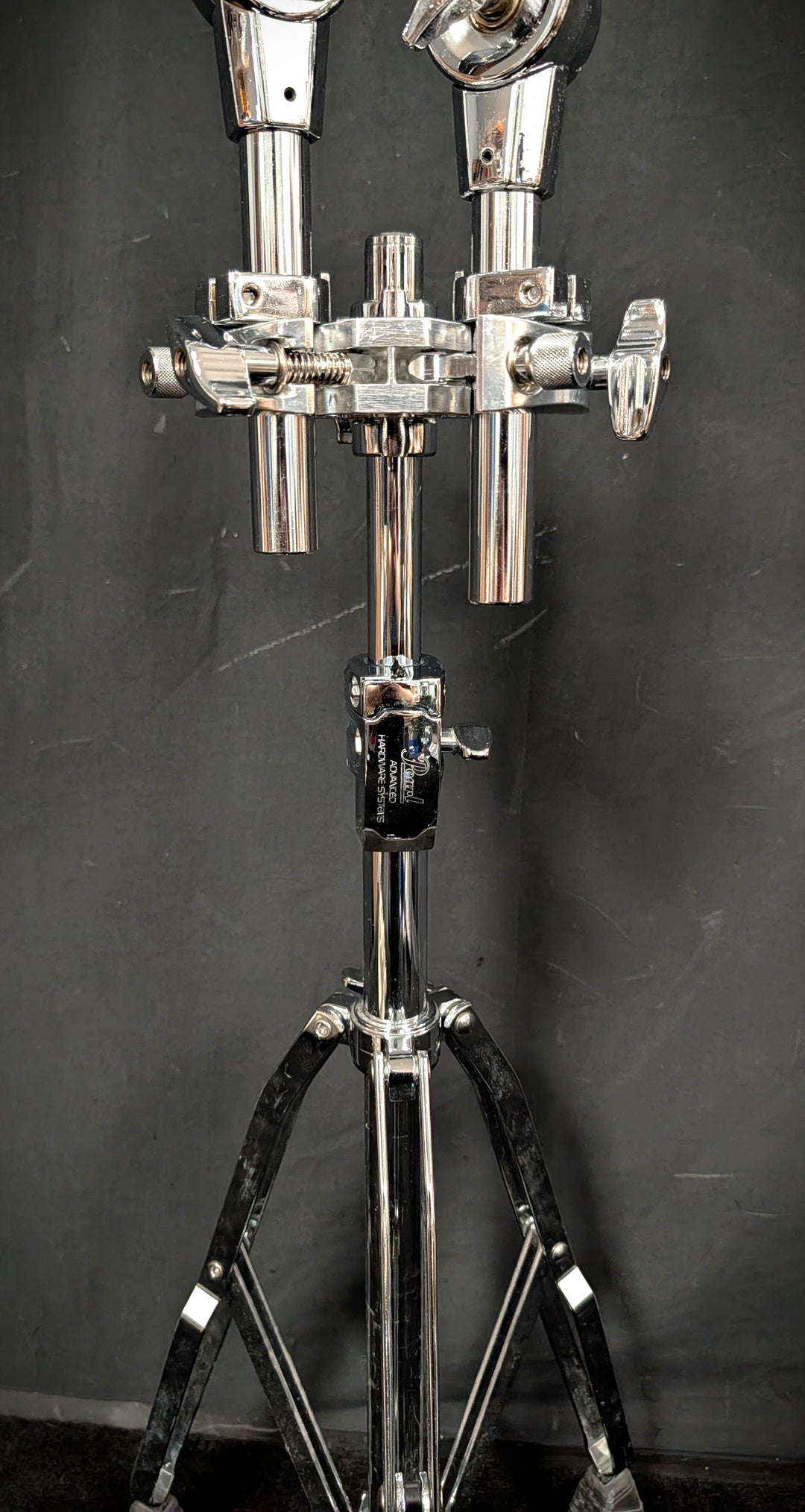 Double Tom Stand