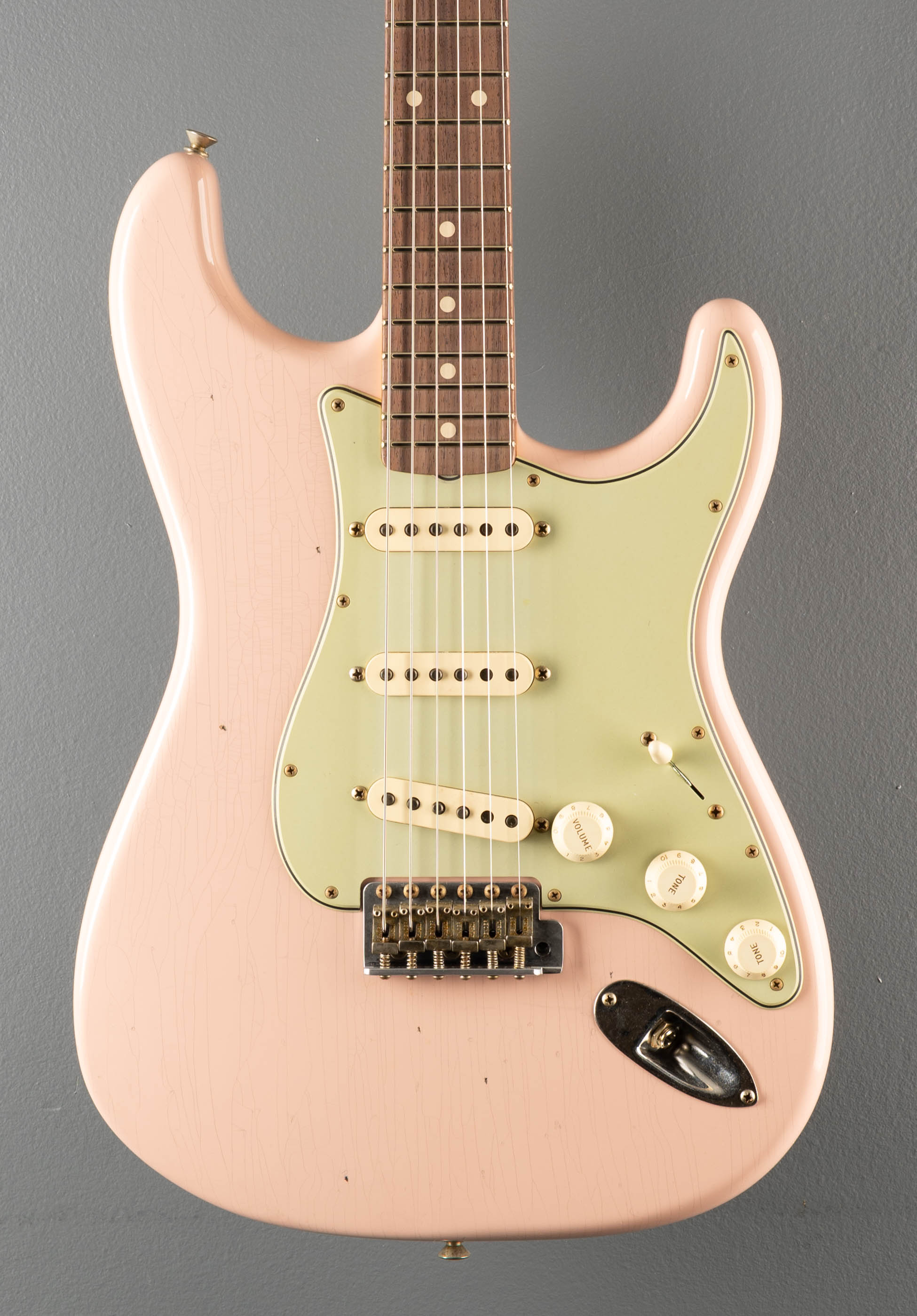 1960 Journeyman Relic Stratocaster - Shell Pink – Dave's Guitar Shop