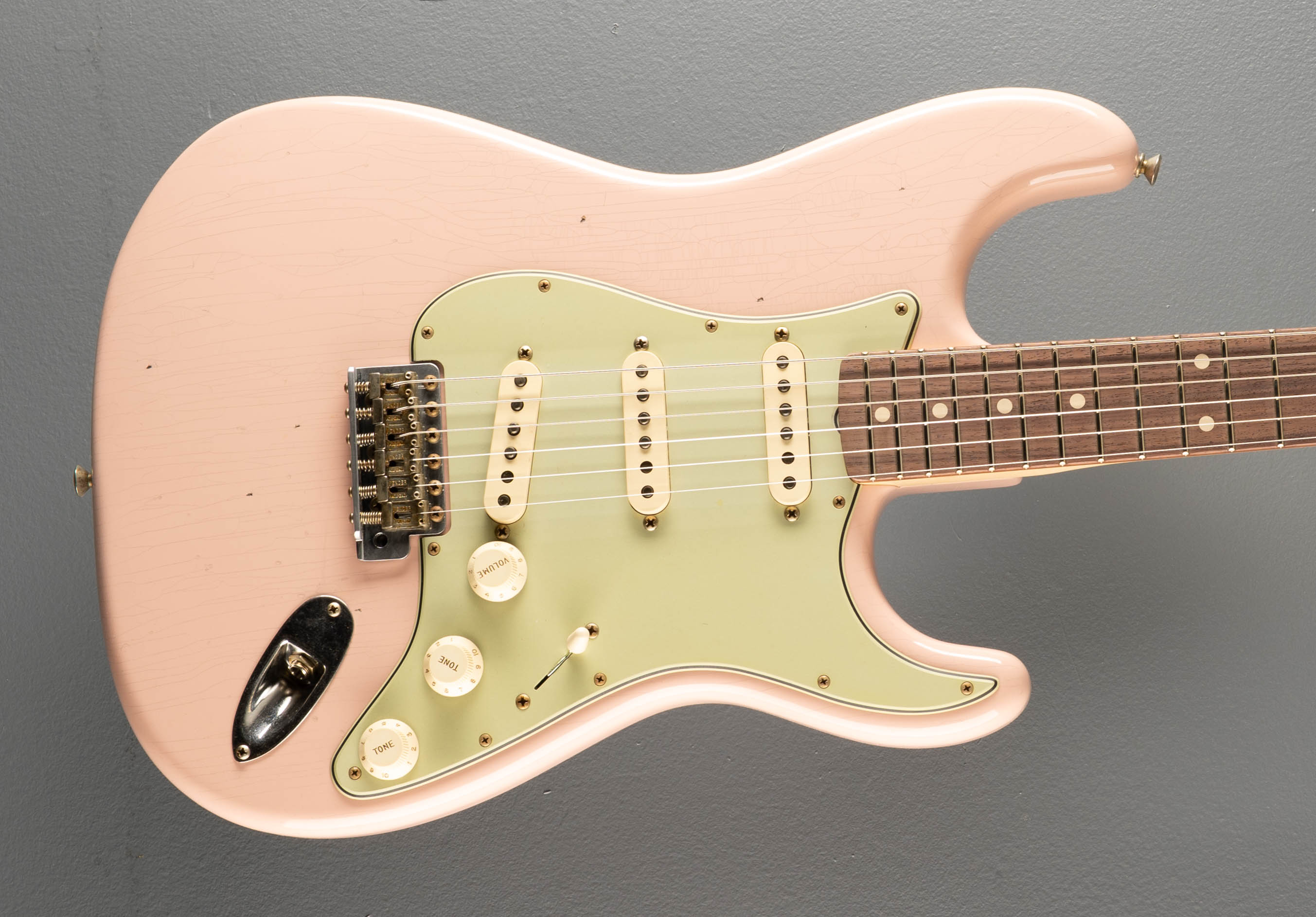 1960 Journeyman Relic Stratocaster - Shell Pink – Dave's Guitar Shop