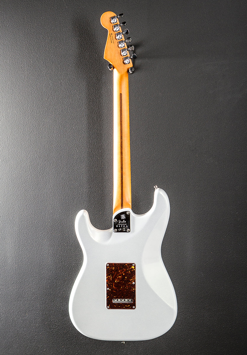 American Ultra Stratocaster HSS – Arctic Pearl w/Maple