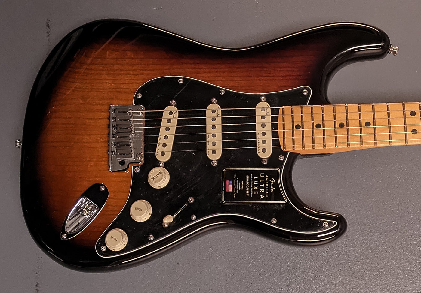 Fender American Ultra Luxe Stratocaster - 2-Color Sunburst, Maple Fingerboard