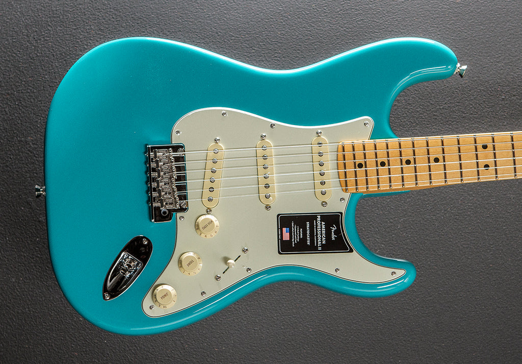 ギター Fender AmericanProfessional Stratocaster American Professional II Stratocaster – Miami Blue w/Maple