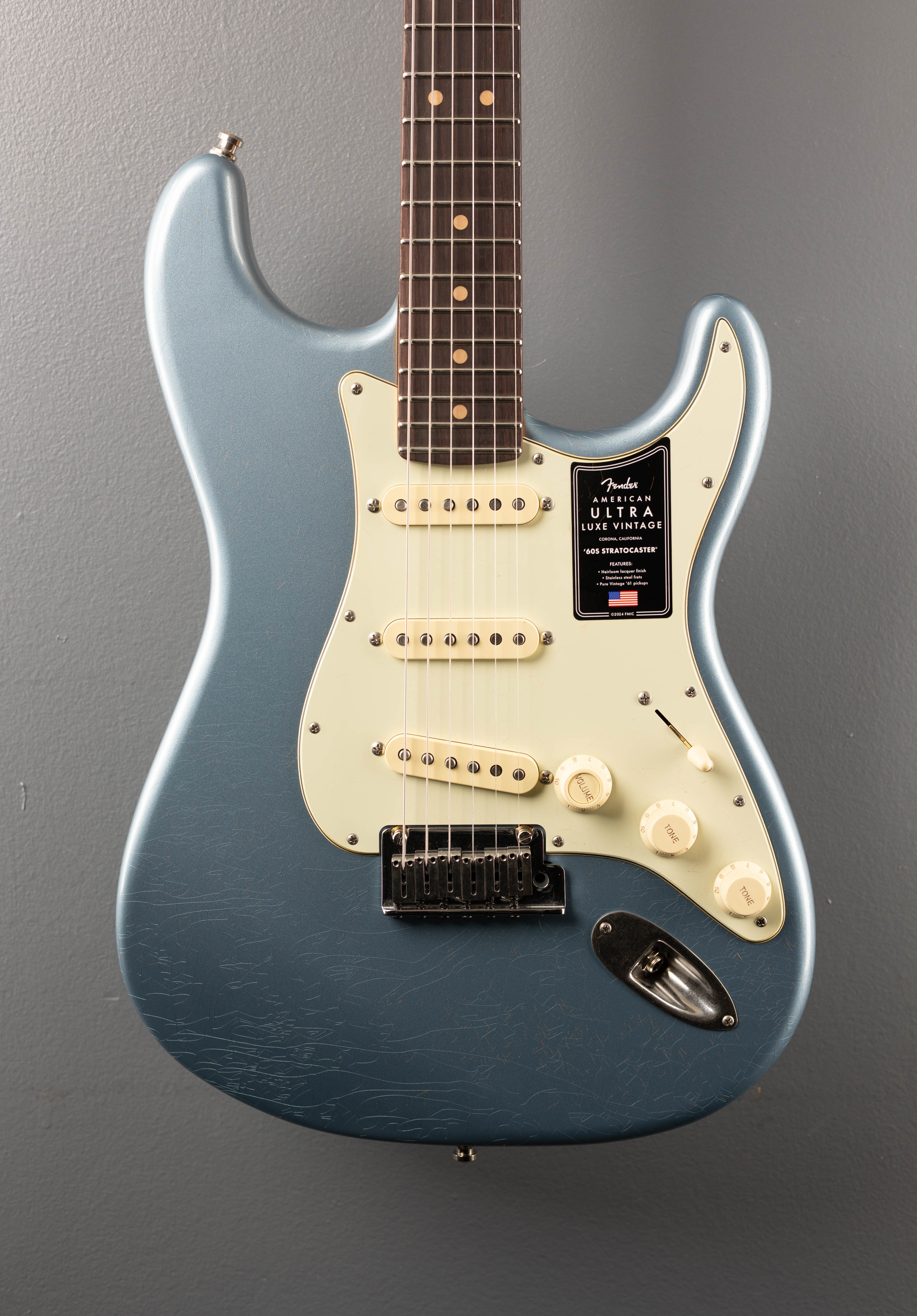 American Ultra Luxe Vintage '60s Stratocaster - Ice Blue Metallic