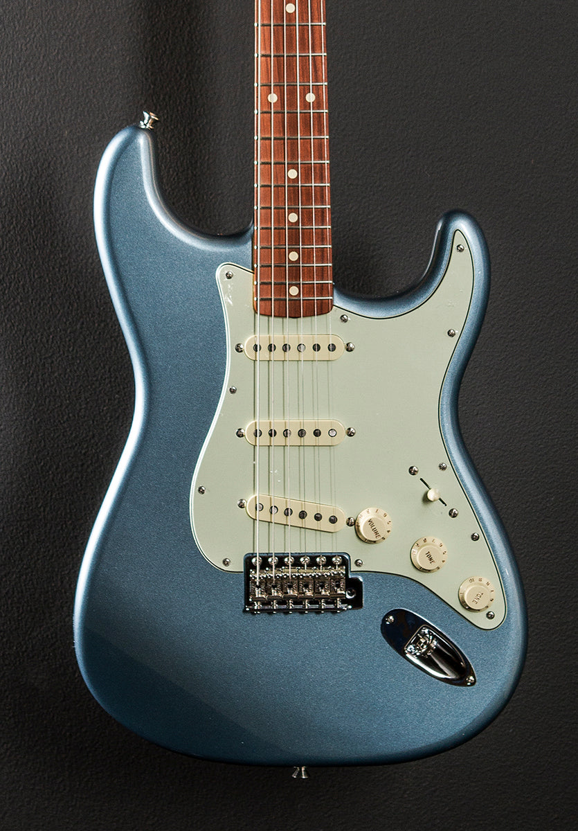 Vintera 60’s Stratocaster – Ice Blue Metallic