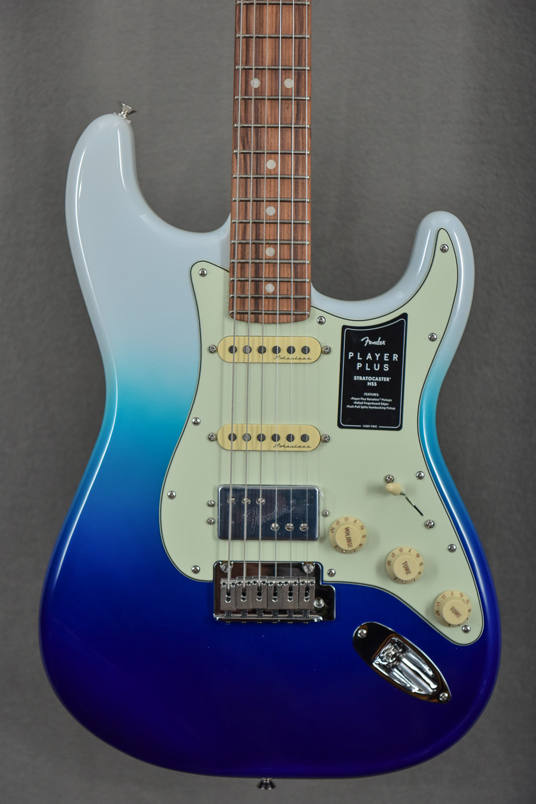 Player Plus Stratocaster HSS - Belair Blue w/Pau Ferro
