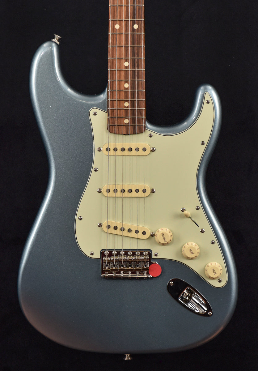 Vintera 60’s Stratocaster – Ice Blue Metallic