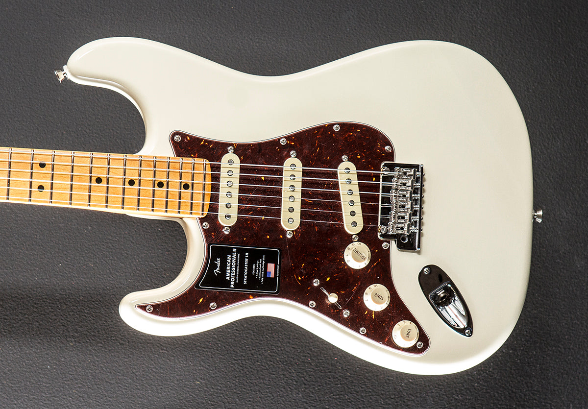 American Professional II Stratocaster Left Hand - Olympic White w/Maple