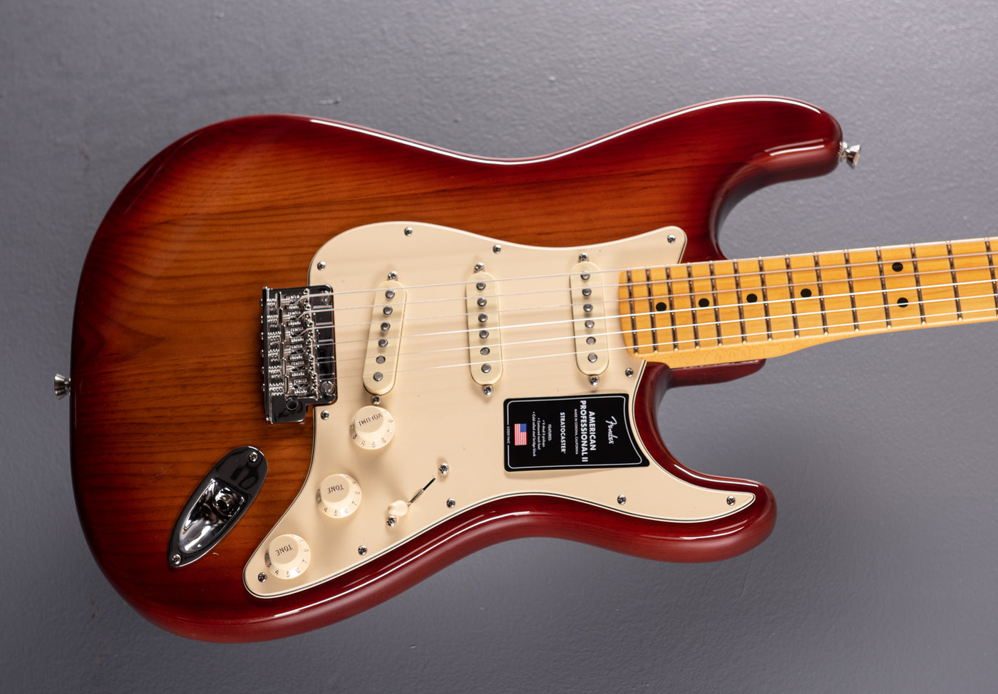 American Professional II Stratocaster – Sienna Sunburst w/Maple