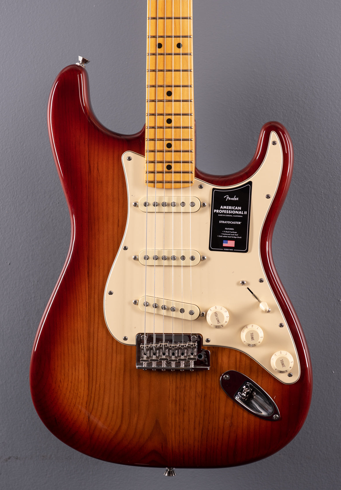 American Professional II Stratocaster – Sienna Sunburst w/Maple