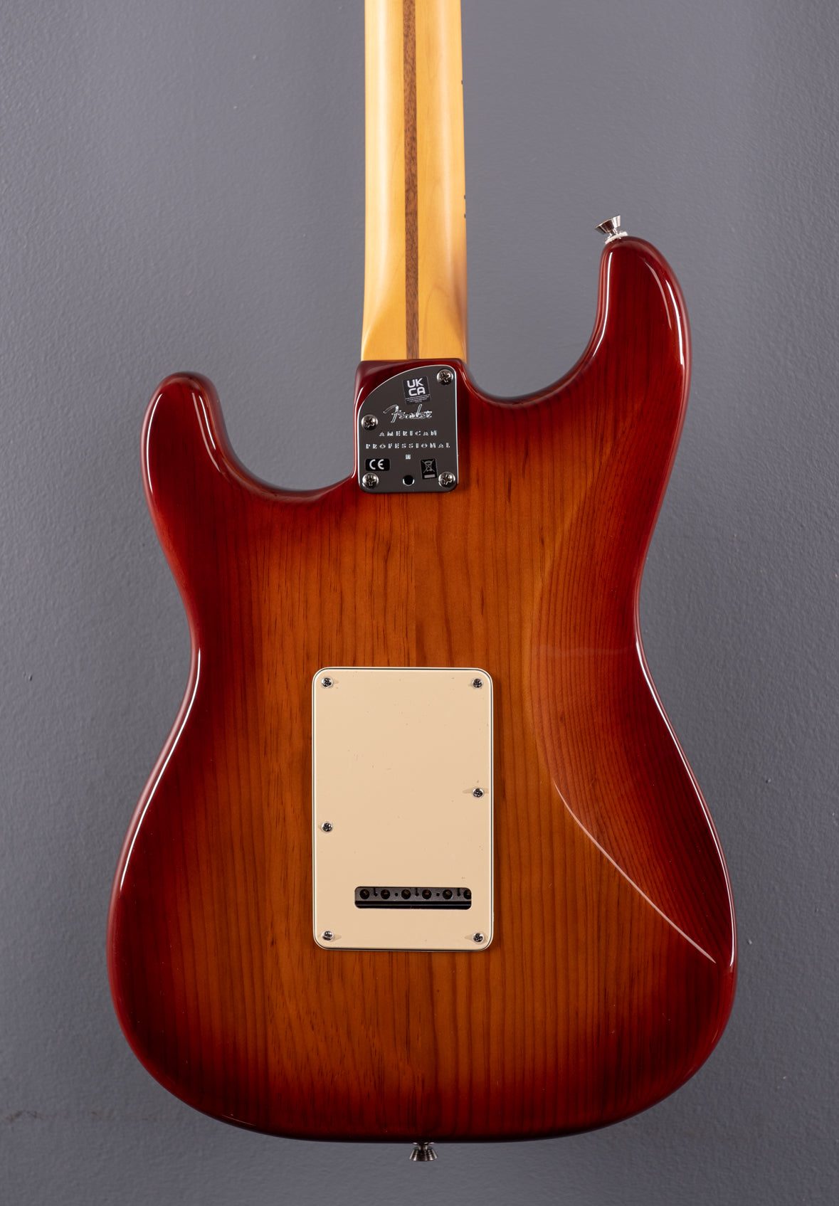American Professional II Stratocaster – Sienna Sunburst w/Maple
